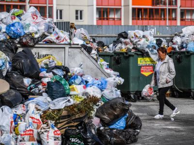 Переполненные мусорные контейнеры во дворе одного из жилых домов города Фото: Донат Сорокин / ТАСС